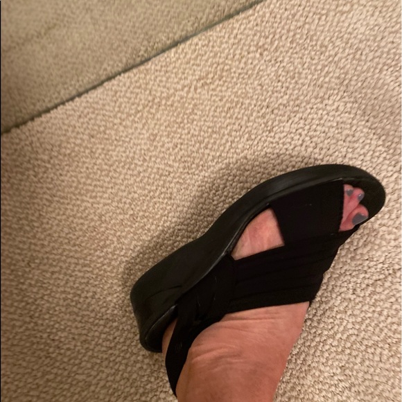 2 pairs of of BZees sandals . Both have been used.... 2 PAIRS! - Picture 10 of 16